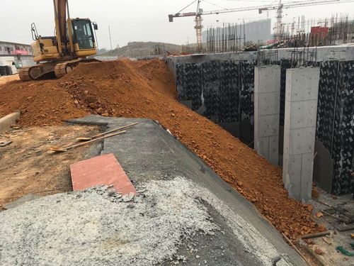 3号楼地下室北侧外墙土方回填,(管理人员1人,作业人员5人,挖机一台