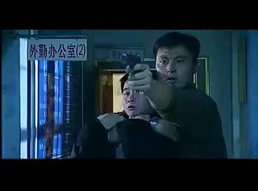 东北黑社会老大带一票兄弟砸了派出所,用枪恐吓所长,这些人也是太没王