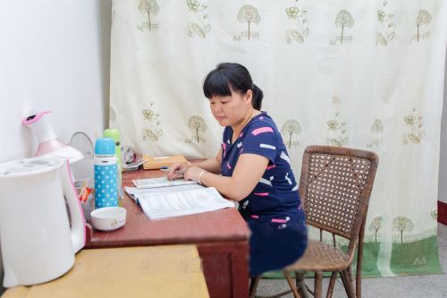 农村条件较为艰苦,刘金兰还是坚持留在下堡中学支教.