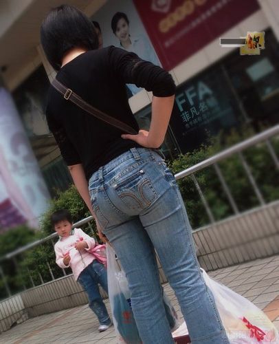 【一生有你街拍演义】第七百六十九回——妈妈的大臀