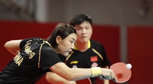 樊振东拿错毛巾直接擦,原主陈梦反应太可爱了,球迷:在