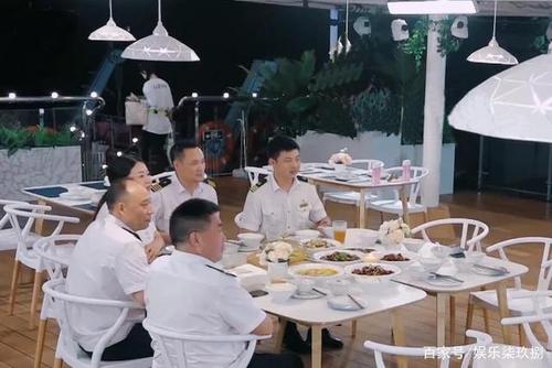 《中餐厅4》开播,在餐厅忙碌的赵丽颖,吃饭时留给餐桌一个背影
