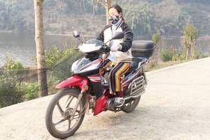 在四川,实拍农村美女学骑摩托车