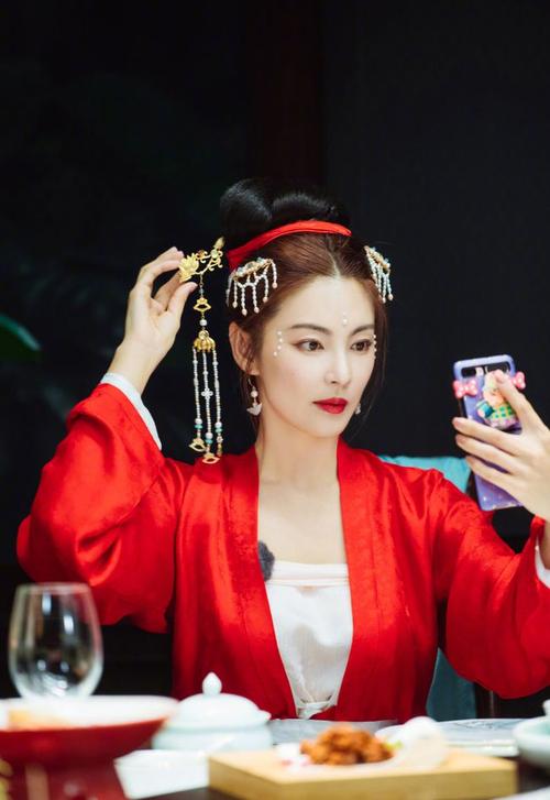 张雨绮妖猫造型妖艳妩媚,蓝羽毛俏皮可爱,贝斯女王解锁更多技能