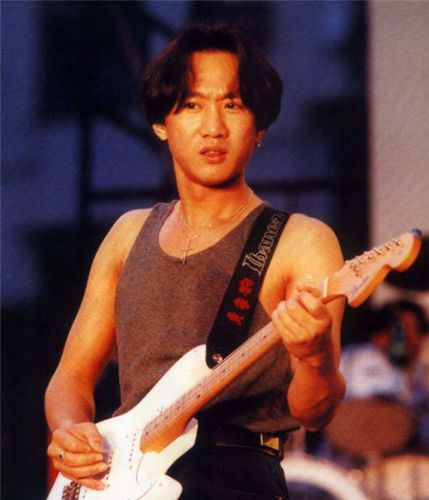 1993年,他拉着黄家驹从3米高台跌落,黄家驹早亡,他却生活美满