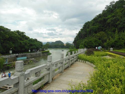 象山公园地处漓江与桃花江汇流处