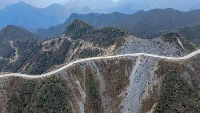 无限风光尽险峰 重庆石柱山脊背上的"刀片天路"