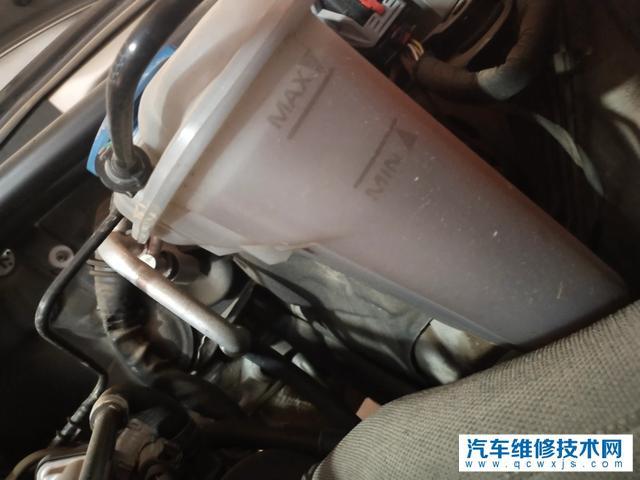 起亚k2原厂防冻液是什么颜色的起亚k2加防冻液示意图