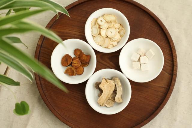 人参 9g,白术 9g,干姜 9g,甘草 9g四君子汤:人参 9g,白术 9g ,茯苓 9g