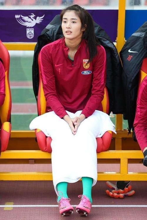 说东亚杯韩国队李玟娥最美?女足国门赵丽娜要笑得闭花