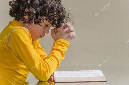 名称:年轻的男孩祈祷