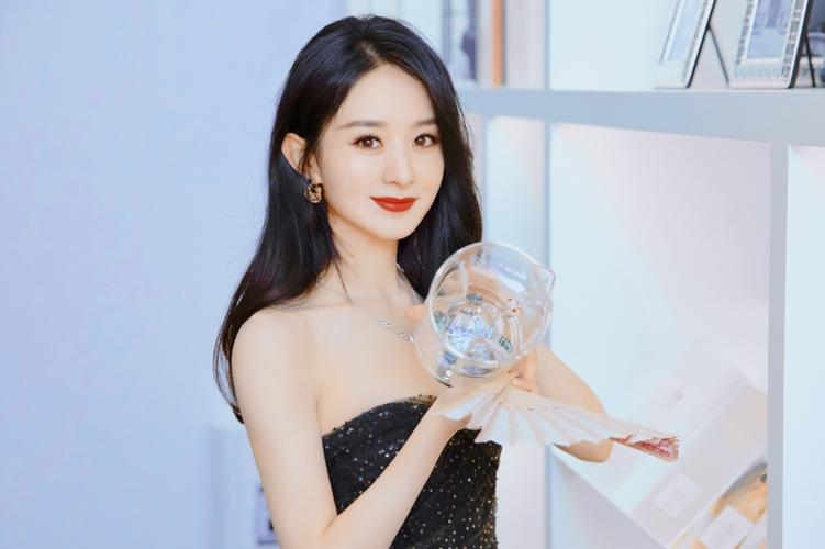 赵丽颖婚前婚后差异大,细看品牌代言照片,眼神都不一样了