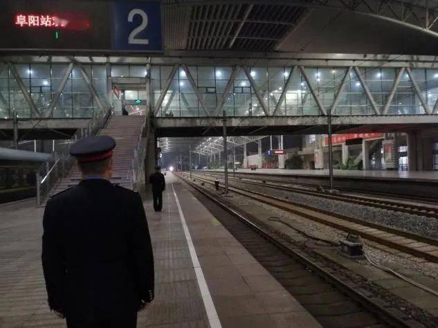 阜阳火车站,紧急一幕!