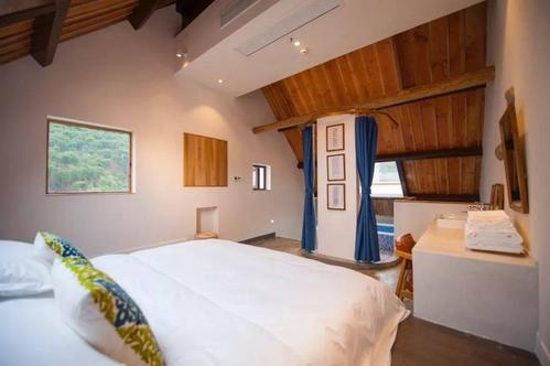 地址:安吉县天荒坪镇大溪村曹家坞45号 帘青乡村酒店