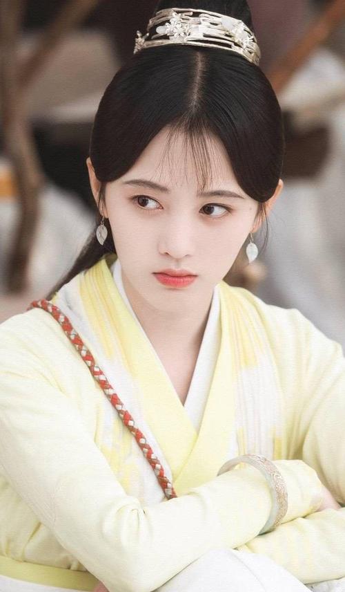 十位穿黄衣最美的古装女神,杨幂仙赵丽颖甜,而她靠空气刘海取胜