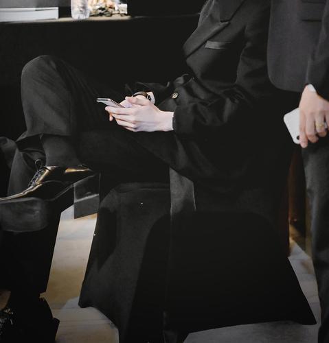 西装 皮鞋 黑袜子尖头皮鞋也可