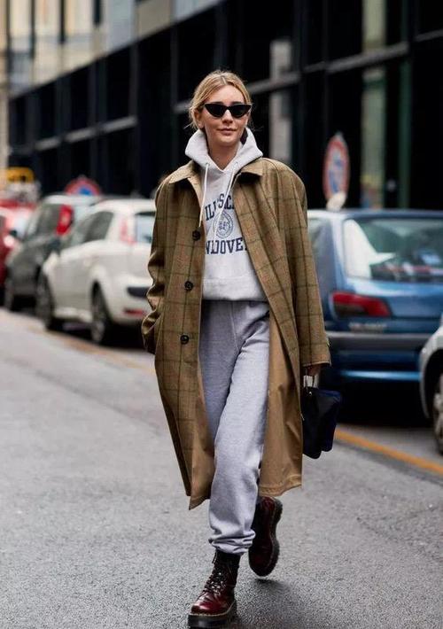 look4: 马丁靴子   运动裤