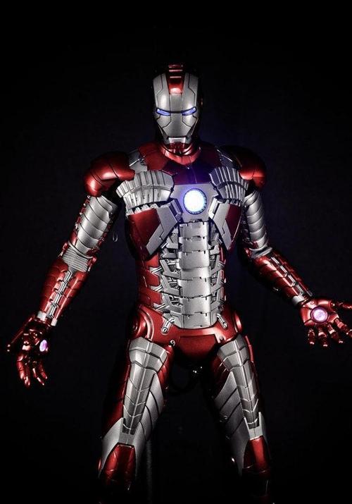 钢铁侠的手提箱装甲大败反派鞭索的马克5号