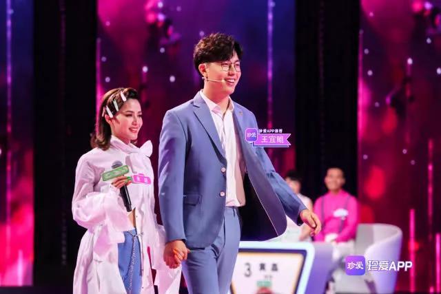 新相亲大会29岁时尚界女子着装太另类遭男嘉宾组团灭灯