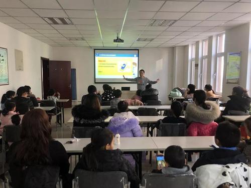 精武镇盛兴佳园社区开展青少年教育讲座