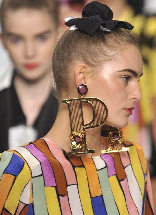 配饰     这两个耳环可以说是十分乍眼了,竟然比章子怡的演技还抢镜.