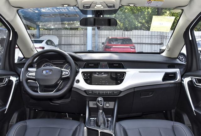 2020款远景x3内饰   中控台采用了深色系配色,空调出风口被