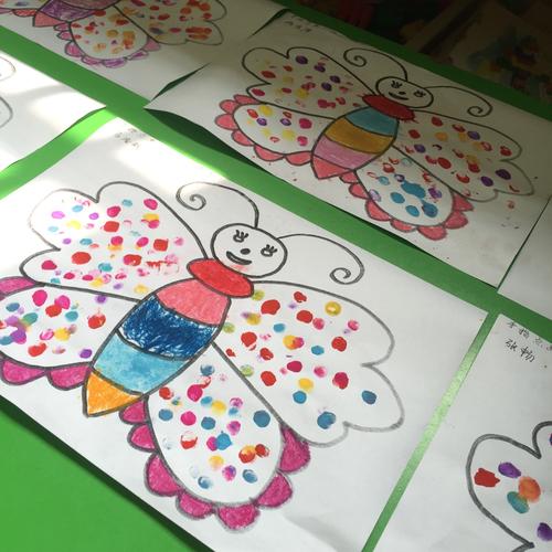 手指点画《花蝴蝶》
