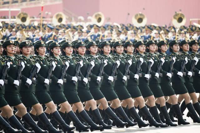 日本阅兵式上女兵们人手一个小挎包里面藏了什么秘密