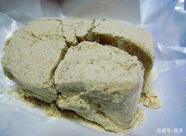 豆酥糖是记忆里难忘的一抹甜,麦芽糖包裹着豆粉,甜而不腻,让人回味