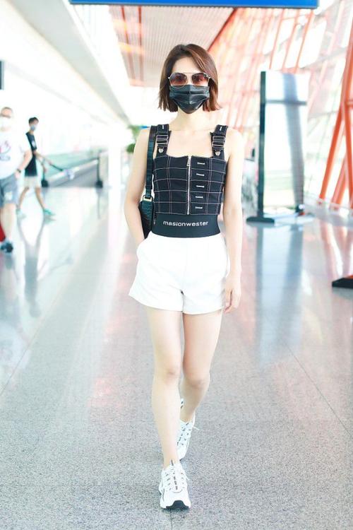 蓝盈莹穿衣太霸气露脐背心配工装短裤这蚂蚁腰太诱人了