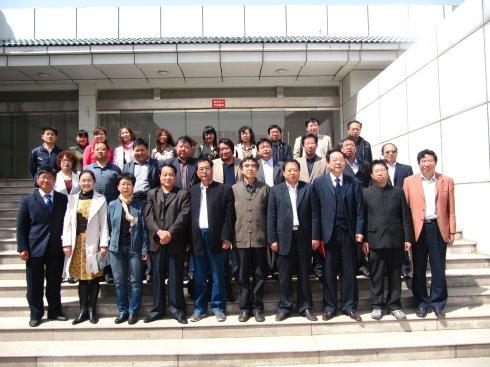 相军红(新乐市教育局局长)  丁纬国(新乐市民政局局长)  会长:默延杰