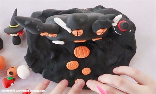 1,先取一大团黑色粘土,作为粘土作品的底座.