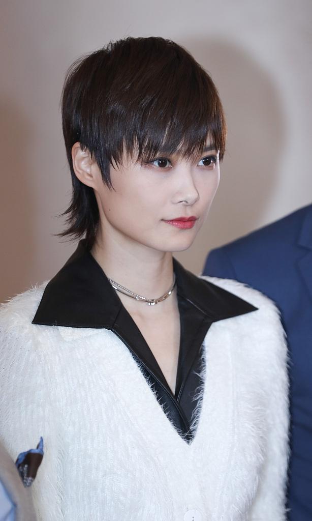 简介:李宇春白色翻领上衣造型摩登时尚美照图片,分享一组李宇春图片给