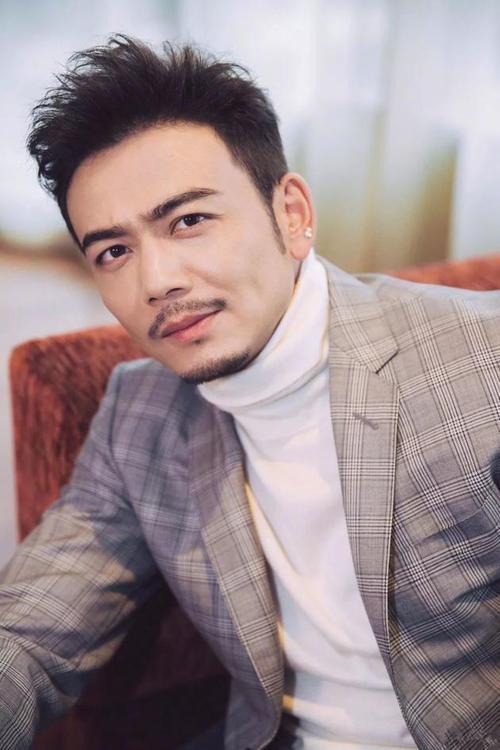 内娱明星发福油腻香港大叔清爽帅气这对比太惨烈了吧