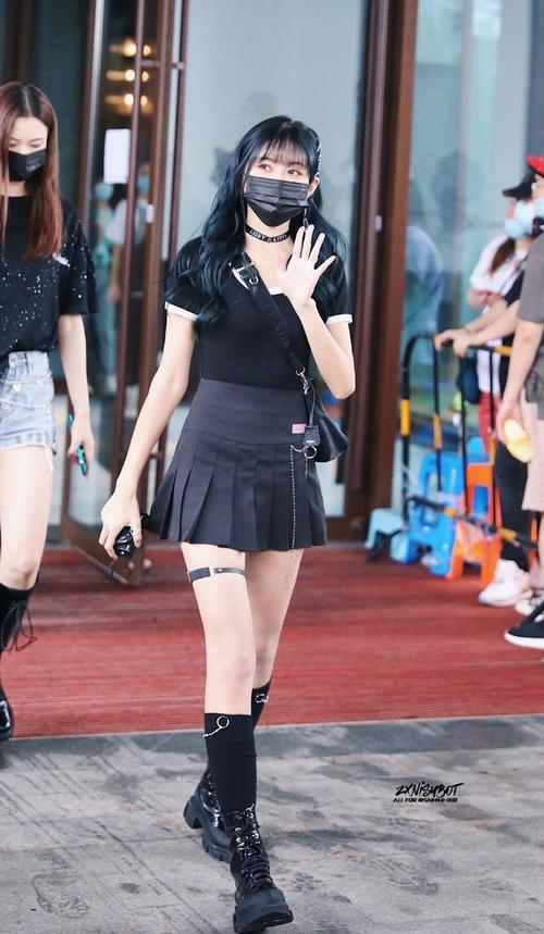 snh48张昕上班图分享,头发一排小夹子点缀活力无限