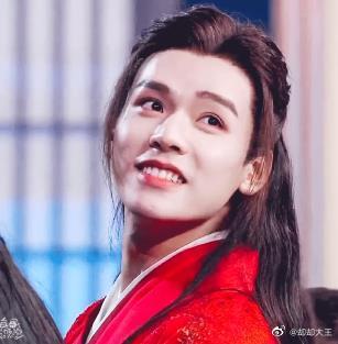 蹲这张回眸一笑的原图龚俊温客行