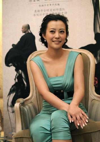 郝蕾这身材真占便宜,虽然肉肉的但并不胖,紧身造型也看不出赘肉