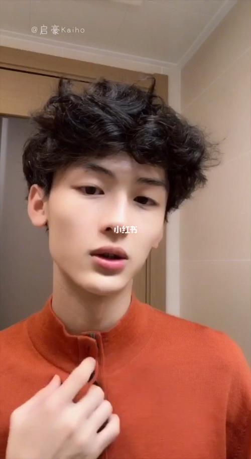 启豪kaiho: 吼,这次的发型骚中带点霸气噢hhh. 想追到