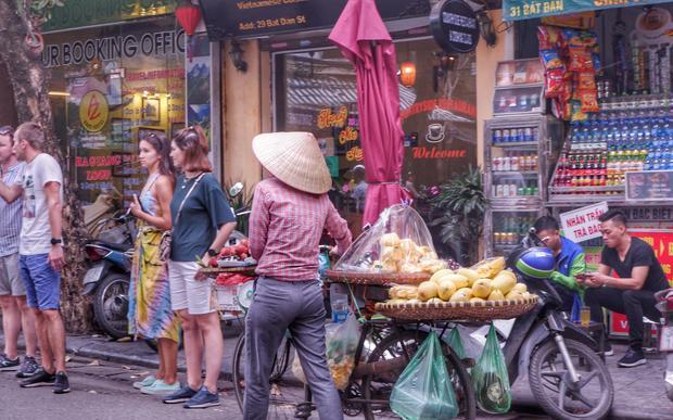 来到越南首都最破旧的老街,和当地人一起在路边吃一些