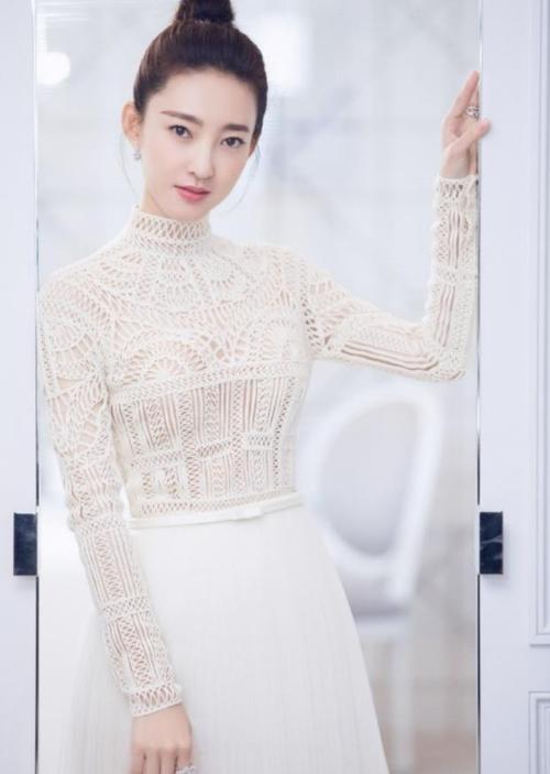 王丽坤也太瘦了,穿紧身的高领裙装,浑身上下没有一丝