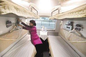 crh1e卧铺车厢和谐号卧铺动车组抵渝首次试跑,可坐618人列车,越来越快