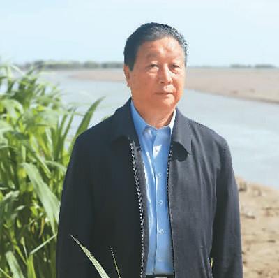 2020年9月,林占熺在内蒙古自治区磴口县黄河滩地菌草示范基地.