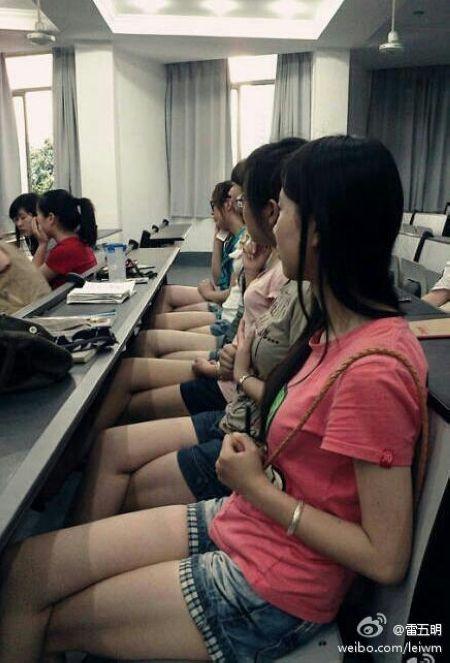 武汉理工大学女生上课齐短裙 副教授直言"hold不住了"
