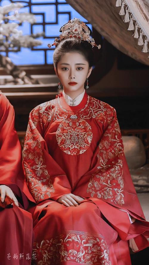 一直以来走可爱减龄路线的谭松韵,在《锦心似玉》中的大红婚服也让人