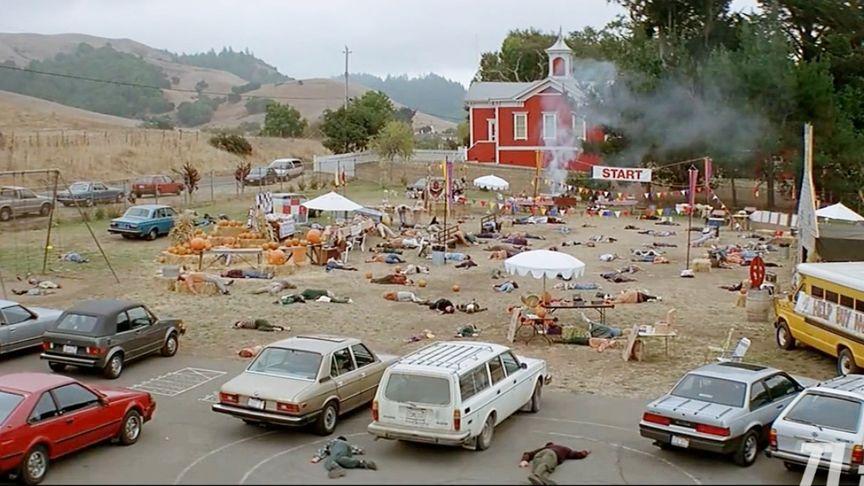 小镇居民诡异昏倒后 女人们纷纷怀孕 并生下想殖民地球的魔童