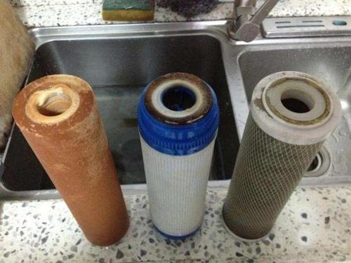 还在纠结要不要买净水器?看了换下来的滤芯就知道