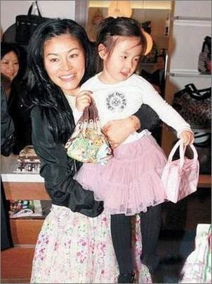 钟镇涛的第二个老婆范姜和女儿钟懿    2.