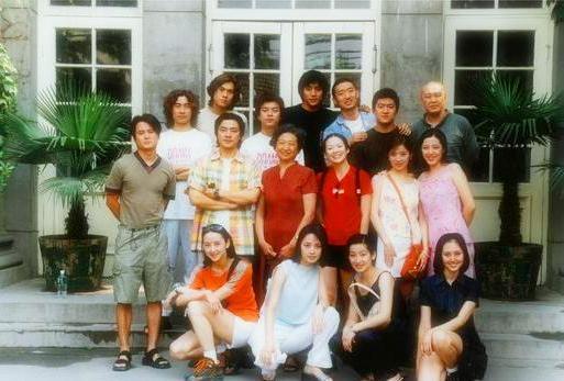 章子怡为同学秦昊宣传新剧,两人曾差距大,伊能静成功帮丈夫逆袭