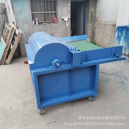 把压紧的,互相纠缠的纤维原料松解并清除杂质的工艺过程.