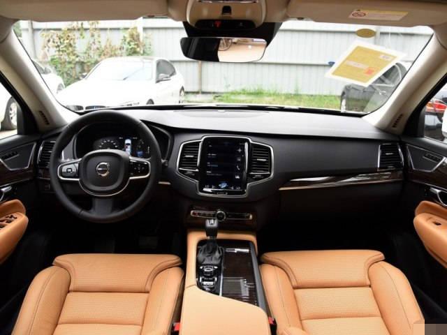 内饰配置上沃尔沃xc90作为顶配车型配置上较为丰富,但在中控台上宝马